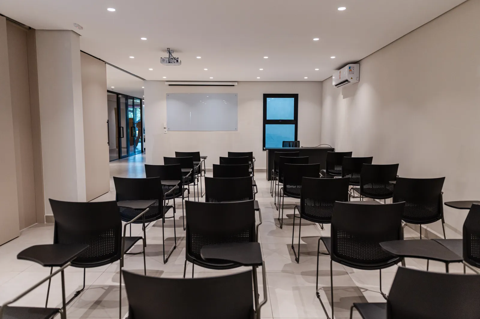 Vista completa da sala de treinamento climatizada